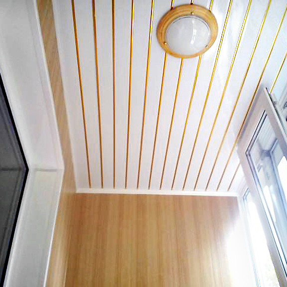 Потолок пвх балкон. Реечный потолок s100 на балконе. Отделка потолка на балконе. Алюминиевый потолок на балконе. Пластиковый реечный потолок на балконе.