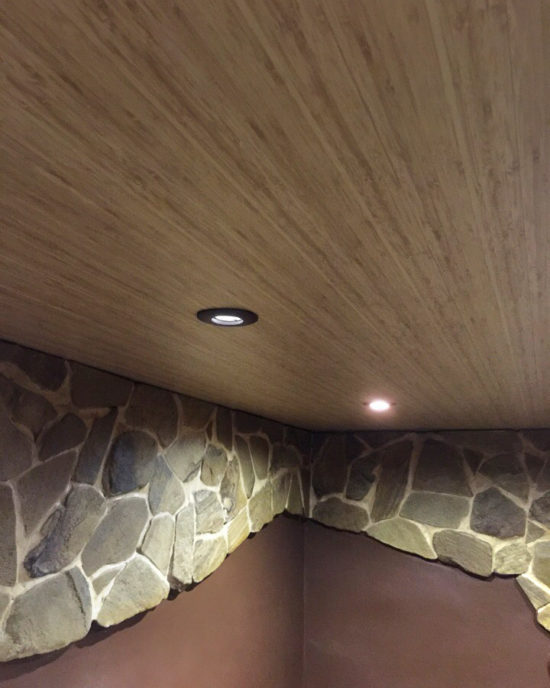 Реечный потолок "под дерево" в подвальном этаже