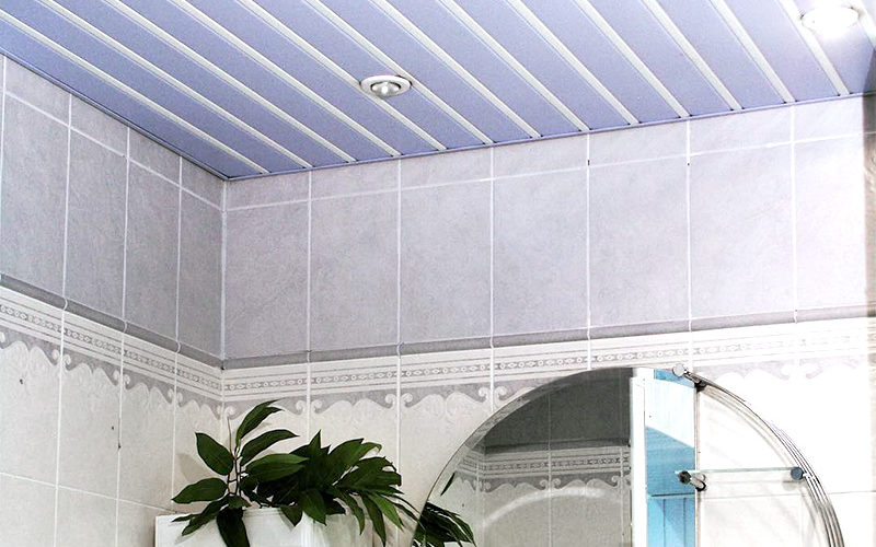 Голубой потолок с белым промежуточным профилем в ванной комнате