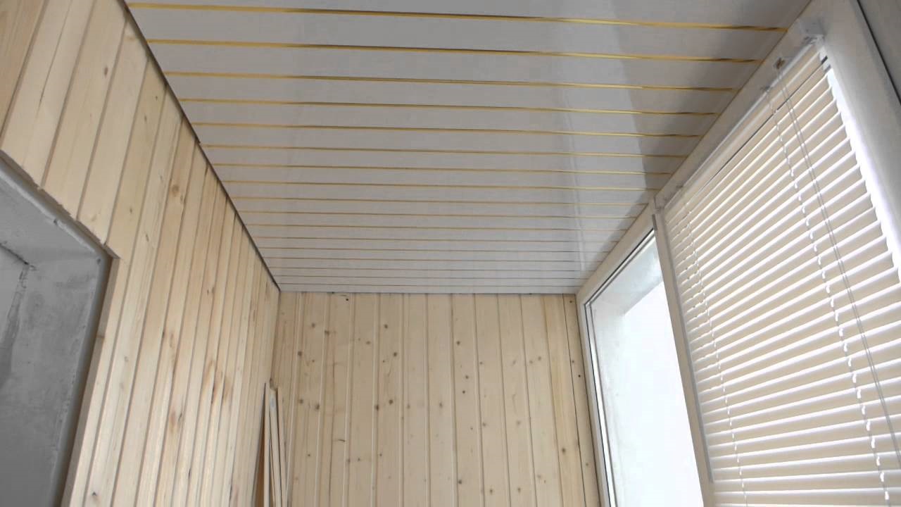 Потолок пвх балкон. Реечный потолок ПВХ на балконе. Алюминиевый реечный потолок на балконе. Реечный потолок на лоджию. Обшивка потолка на балконе.