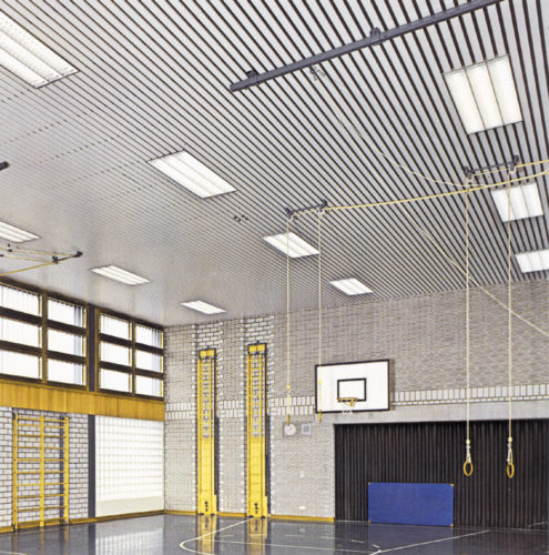Реечный потолок в спортивном зале