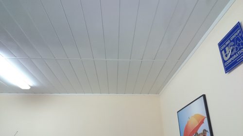 Монтаж реечных панелей встык в отделке потолка офиса. USA Ceiling Group